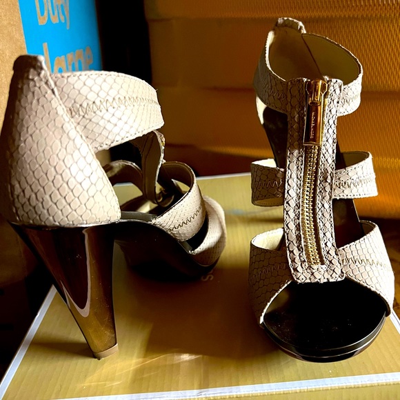 Micheal Kors heels - Picture 1 of 3